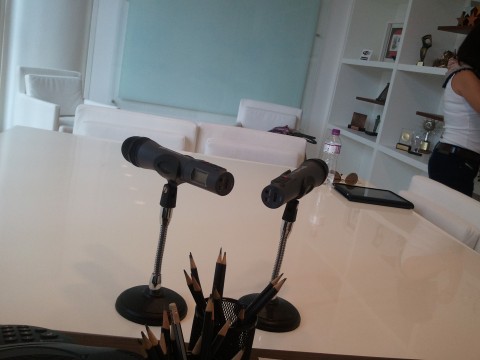 Os mics são estes, a sala de reunião é esta.